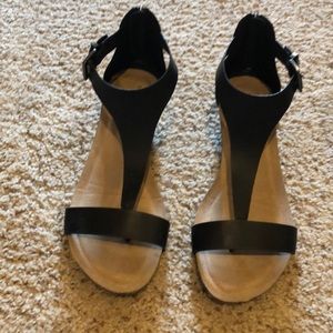 Black and tan short wedges